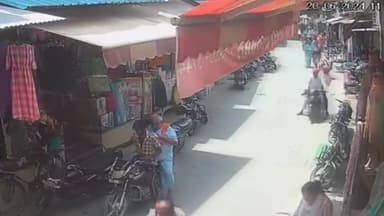 ਮੋਗਾ: ਧਰਮਕੋਟ ਦੇ ਮੇਨ ਬਾਜ਼ਾਰ ਵਿੱਚ ਦੋ ਲੁਟੇਰੇ ਮਹਿਲਾ ਦੀ ਚੈਨੀ ਖੋਹ ਕੇ ਹੋਏ ਫਰਾਰ, ਸਾਰੀ ਘਟਨਾ ਸੀਸੀਟੀਵੀ ਕੈਮਰੇ ਵਿੱਚ ਹੋਈ ਕੈਦ