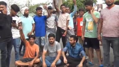 झरिया/जोरापोखर/सिंदरी: बिजली की गंभीर समस्या को लेकर के इंदिरा चौक में स्थानीय लोगों ने इंदिरा चौक में ट्रैफिक किया।