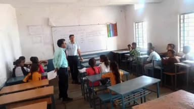 मंदसौर: स्कूल चले हम अभियान के अंतर्गत DM दिलीप कुमार यादव ने ने हायर सेकेंडरी स्कूल सुवासरा में पहुंचकर बच्चों को पढ़ाया