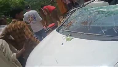 बदायूं: जखौलिया गांव के समीप कार के ऊपर पेड़ गिरा, कार चालक की हुई दर्दनाक मौत