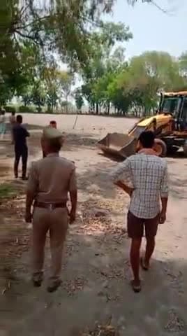 जलेसर: सरानी में पुलिस की मौजूदगी में JCB से पाइपलाइन उखाड़ने के विरोध में परिजनों के साथ थाने पहुंचे दिव्यांग दंपति