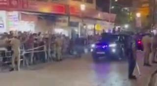 1/3प्रधानमंत्री के काफ़िले पर"फूलों"की जगह"चप्पलें"बरसाने पर कड़ी निंदा करता हूं!लोगो को अपने भावनाओं पर काबू रखना चाहिए