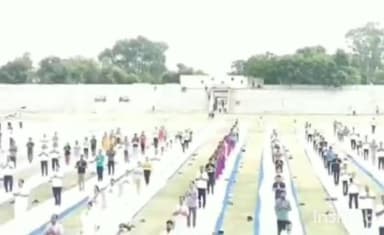 चितरंगी: राजमाता चूनकुमारी स्टेडियम बैढन में आज 10वे अंतरराष्ट्रीय योग दिवस पर सामूहिक योग कार्यक्रम हुआ संपन्न।