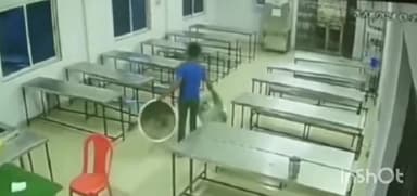 चितरंगी: पुराने जिला अस्पताल परिसर में बने पंडित दीनदयाल रसोई केंद्र में अज्ञात चोरों ने चोरी की घटना को दिया अंजाम।