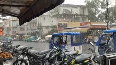 मंदसौर: में झमाझम बारिश होने के कारण जगह-जगह पर हुआ जल भराव एवं कृषि उपज मंडी में खुले में पड़ी उपज हुई गीली