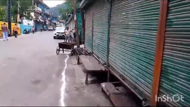 राजगढ़ी: पेयजल किल्लत से जूझ रहे नगरवासियों के समर्थन में व्यापार मंडल ने आज बड़कोट बाजार बंद रखा।