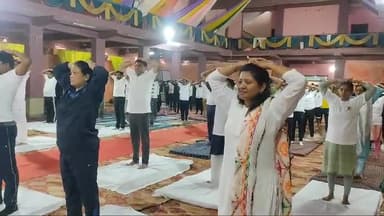 बारिश की संभावनाओं के बीच बड़ी संख्या में योग करने पहुंचे नागरिक