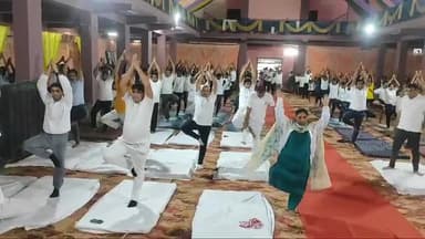 विधायक, कलेक्टर एवं एसपी ने लोगों के साथ मिलकर किया योगाभ्यास