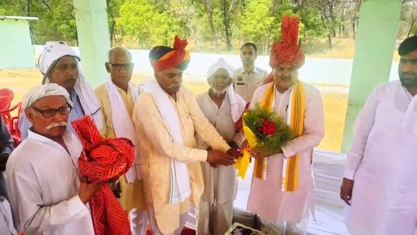 डहीना: डहीना:कोसली विधायक लक्ष्मण सिंह यादव ने अंतरराष्ट्रीय योग दिवस के अवसर पर कोसली क्षेत्र के गांव बडोली में 36 . 50 लाख