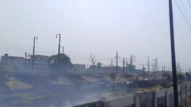 नरवल: रूमा में रेलवे ट्रैक के किनारे लगी आग,फायर ब्रिगेड ने पाया आग पर काबू