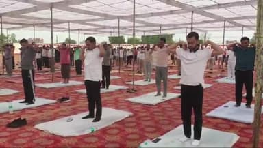 गंगापुर: राजकीय उच्च माध्यमिक विद्यालय गंगापुर सिटी के खेल मैदान के प्रांगण में आयोजित हुआ 10वां अंतर्राष्ट्रीय योग दिवस