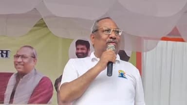 बहराइच: इंदिरा गाँधी स्टेडियम में अंतर्राष्ट्रीय योग दिवस पर आयोजित सामूहिक योगाभ्यास में प्रभारी मंत्री संजय निषाद ने की शिरकत