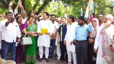 बिजनौर: बिजनौर कलेक्ट्रेड में एमबीबीएस पेपर लीक मामले में कांग्रेस की कार्यकर्ताओं ने किया प्रदर्शन