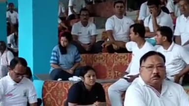 সোণাৰি: জিলা প্ৰশাসনৰ উদ্যোগত সোণাৰিত অনুষ্ঠিত যোগ দিৱসত উপস্থিত মন্ত্ৰী যোগেন মহন আৰু বিধায়ক ধৰ্মেশ্বৰ কোঁৱৰ