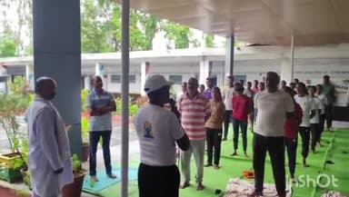 फरसगांव: फरसगांव अस्प्ताल में डॉक्टरों के साथ मरीजो ने और आदर्श स्कूल में निःशुल्क प्रशिक्षण ले रहे नवयुवकों ने किया योगाभ्यास