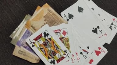 सीतामऊ: छोटी पतलासी फंटे से चार लोगों को ताश पत्ते जुआ खेलते हुए 1900 रुपए एवं ताश पत्ती गढ़ी के साथ पकड़ा