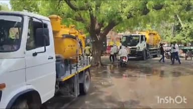 अलवर: अलवर के सामान्य चिकित्सालय परिसर में मुख्य गेट से लेकर ट्रॉमा सेंटर तक भरा पानी, पानी निकालने का काम जारी