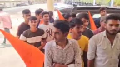 मंदसौर: PG कॉलेज में प्रदर्शन कर ABVP ने प्राचार्य को सोपा ज्ञापन महाविद्यालय की और अग्निवीर की एग्जाम एक ही समय होने के विषय मे