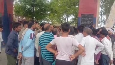 जलेसर: बरई निवासी महिला की मौत मामले रिपोर्ट दर्ज नहीं होने पर परिजन शव लेकर थाना अवागढ पहुंचे।