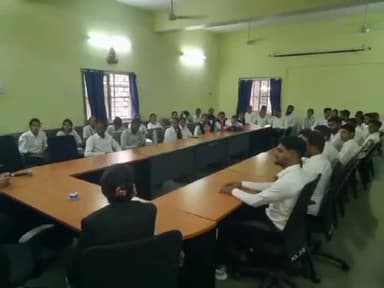 खरगौन: न्यायालय परिसर, खरगोन में विधि के विद्यार्थियों हेतु विधिक साक्षरता शिविर का आयोजन किया गया