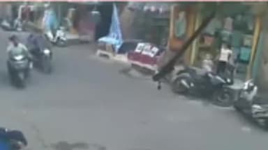 ਮੋਗਾ: ਮੋਗਾ ਦੇ ਮੇਨ ਬਾਜ਼ਾਰ ਵਿੱਚੋਂ ਐਕਟਵਾ ਸਵਾਰ ਮਹਿਲਾ ਤੋਂ ਮੋਟਰਸਾਈਕਲ ਸਵਾਰ ਪਰਸ ਖੋਹ ਕੇ ਹੋਏ ਫਰਾਰ ਸੀਸੀਟੀਵੀ ਹੋਈ ਵਾਇਰਲ