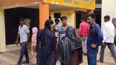 सरधना: तहसील मार्ग पर पुराने तेल डिपो के पास अनियंत्रित ई-रिक्शा सड़क पर पलटा, दो किशोर घायल