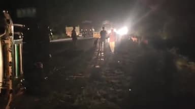 कोंडागांव: दूधगांव NH-30 में देर रात को बकरों से भरी पिकअप बीच रोड में पलटी, डोंगरगढ़ से हैदराबाद जाते समय हुआ हादसा