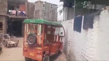 पंचकूला: पंचकूला के सेक्टर 17 में स्थित इंदिरा कॉलोनी में ई रिक्शा की चार बैटरी चोरी, चोरी का सीसीटीवी आया सामने