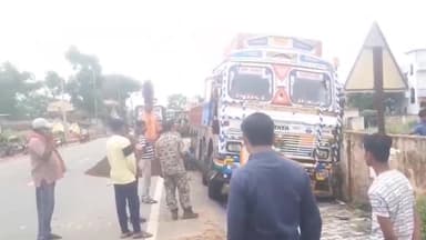 कोंडागांव: आड़काछेपड़ा में आयरन गिट्टी से भरी ट्रक ने स्कूल बाउंड्री को तोड़ी, वार्ड वासियों के हंगामे के बाद मौके पर पहुंची पुलिस