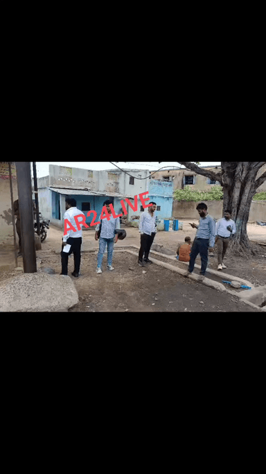 #झरिया के #बरारी बस्ती का #मामला
#माईक्रोफाइन्स एजेंट महिला #ग्रुप_लॉन का पैसा वसूलने आए एजेंटो पर लोग आरोप लगा आरोप