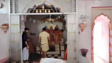 पवई: पवई मे लू लगने से भगवान हुए बीमार ,पंद्रह दिन बंद रहेंगे मंदिर के पट संपन्न हुई स्नान यात्रा