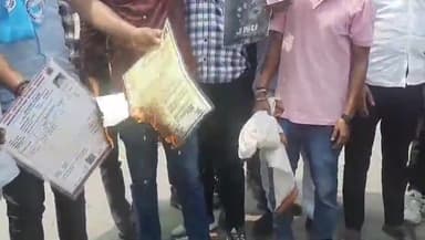 नीट परीक्षा धांधली का आरोप लगाकर NSUI कार्यकर्ताओं ने सिगरा पर अंक पत्र जलाकर किया विरोध प्रदर्शन