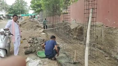 मंदसौर: पशुपतिनाथ माहलोक निर्माण कार्य में हो रहा घटिया निर्माण हाथों से निकल रही गिट्टी रेती कम मात्रा में किया सीमेंट का उपयोग
