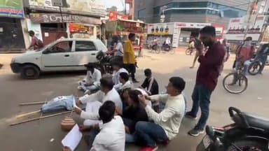 कानपुर: काकादेव में मुंडन कराकर अर्थी निकाल कर छात्रों ने एनटीए का किया विरोध