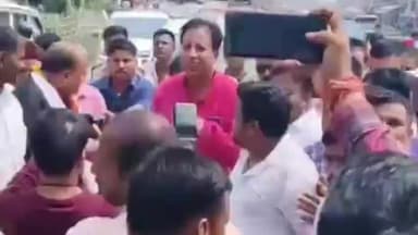 चनपटिया: चौथी बार जीत दर्ज कर पहुंचे चनपटिया में नव निर्वाचित सांसद का भव्य स्वागत, JCB से हुई फूलों की बारिश