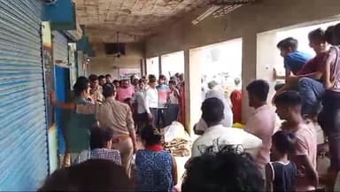 इकौना: झंझार पुरवा स्थित दुकान में पंखे से लटकता मिला युवक का शव, 3 साल से फूफा के घर रहकर किराने की दुकान चला रहा था युवक