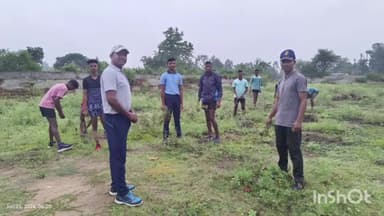 स्वच्छ भारत मिशन: के तहत क्रिकेट स्टेडियम फरसगांव में पूर्व सैनिक और शिविर में भाग ले बच्चों द्वारा साफ़ सफ़ाई अभियान चल