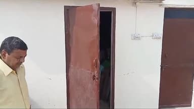 अलवर: विजयनगर में मकान की छत पर बने कमरे का ताला तोड़कर अज्ञात चोर पीतल की ठूटिया, AC  के कॉपर वायर सहित अन्य सामान ले गए