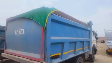 पचपदरा: अवैध बजरी से भरे डंपर को ज़ब्त कर पचपदरा पुलिस ने थाना परिसर में रखवाया