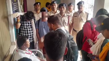 बक्सर: बक्सर रेलवे स्टेशन से रेलवे एक्ट के तहत 20 यात्री पकड़ाए, वसूला गया जुर्माना