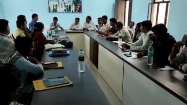 आज गंगधार में उपखंड स्तरीय बैठक का अयोजन एसडीएम कार्यालय में एसडीएम साहब की अध्यक्षता में की गई जिसमे सभी बैंकों के अधिकारियों को स्पष्ट निर्देश दिए गए की किसानों को सरकार की सभी योजनाओ के बारे में अवगत कराए और उनका काम तुरंत किया जाए और सा