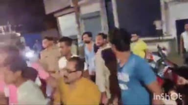 लखीमपुर: मेला मैदान चौराहे के पास भाजपा नगर महामंत्री को पुलिस कर्मियों ने पीटा वीडियो हुआ सोशल मीडिया पर वायरल