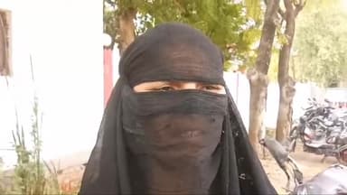 करछना: कौंधियारा क्षेत्र के एक गांव के रहने वाली महिला ने छेड़खानी की शिकायत करने पर पुलिस द्वारा तहरीर बदलने का लगाया आरोप