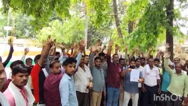 लखीमपुर: राजापुर गांव के किसानों ने आवास विकास के द्वारा किए गए भूमि अधिग्रहण को रद्द करने की मांग को लेकर डीएम को सौंपा ज्ञापन