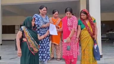 बदायूं: आसफपुर गांव की आंगनवाड़ी कार्यकत्रिरियों  ने वेतन न मिलने पर मुख्यमंत्री को संबोधित ज्ञापन सिटी मजिस्ट्रेट को दिया