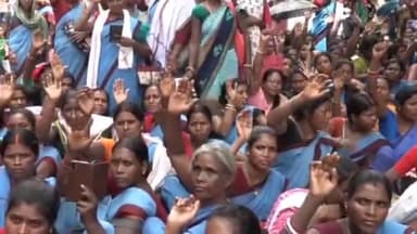 कांके: राजभवन रांची के पास झारखण्ड जल सहिया संघ की महिलाओं ने मानदेय बढ़ाने की मांग को लेकर दिया धरना