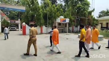 लखीमपुर: संकटा देवी चौकी के पास वाहन चेकिंग के नाम पर किसान ने ट्रैफिक पुलिस कर्मियों पर अभद्रता कर अवैध वसूली का लगाया आरोप