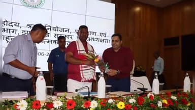 कांके: धुर्वा स्थित प्रोजेक्ट भवन में श्रम मंत्री सत्यानन्द भोक्ता ने श्रम विभाग के साथ की राज्यस्तरीय समीक्षा बैठक