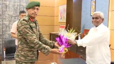 कांके: प्रोजेक्ट भवन में सीएम से भारतीय सेना के लेफ्टिनेंट जनरल रामचंद्र तिवारी ने मुलाकात की