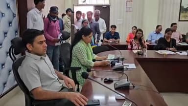 मंदसौर: सुशासन भवन में आयोजित जनसुनवाई में कलेक्टर ने सुनी आम लोगों की समस्याएं